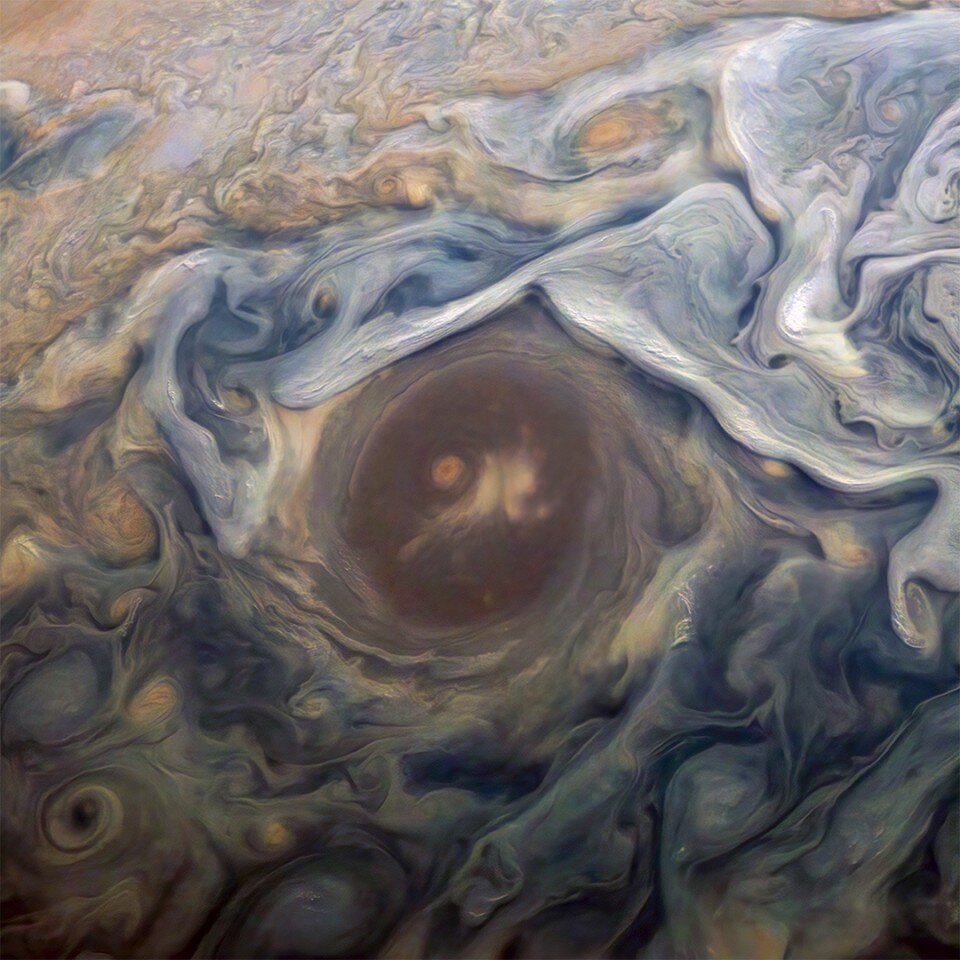 "Глаз" Юпитера 
Источник: НАСА / SwRI / MSSS / Gerald Eichstädt / Seán Doran © CC NC SA
Этап миссии: PERIJOVE 18