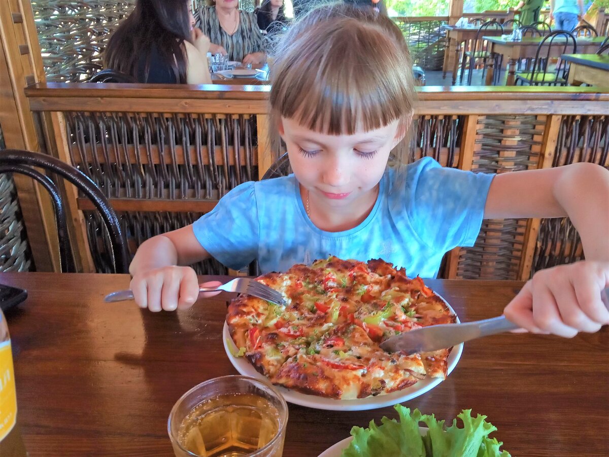 Пицца, в меню заявленная как маленькая, стоимость 110 рублей.