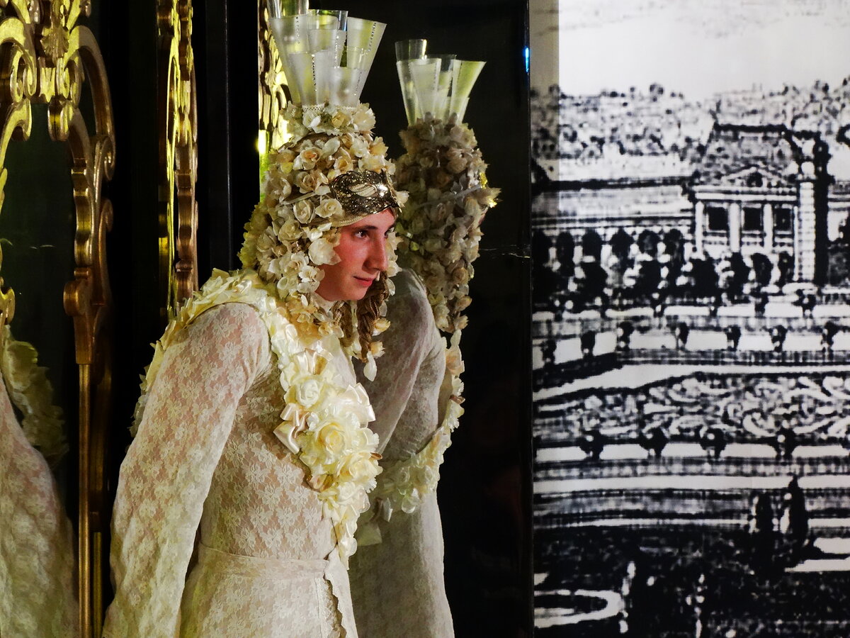 Богдан Осокин в роли Людовика XIII (театр А-Я, "Три мушкетера", фото С. Кочериной)