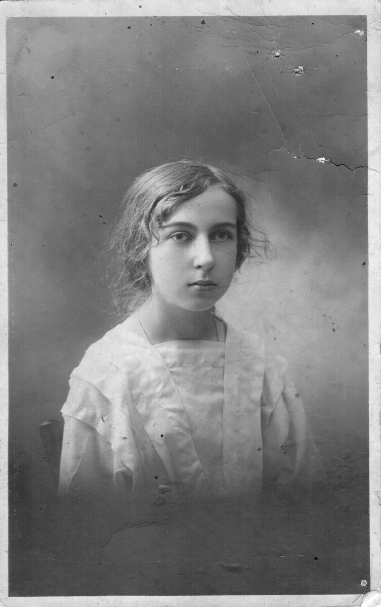 Моя бабушка, Мария Николаевна Троицкая, воспитанница Смольного института благородных девиц. 1913 г.