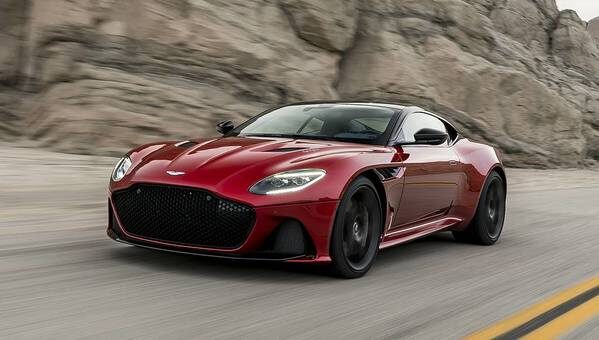 

фото Aston Martin DBS Superleggera 2018-2019 вид спереди

Британская компания Астон Мартин в конце июня 2018 года представила суперкар Aston Martin DBS Superleggera 2018-2019 модельного года, который на сегодняшний день является самой мощной моделью мощной серийной моделью марки и назван в честь давнего сотрудничества британцев с итальянским кузовным ателье Touring Superleggera. В обзоре технические характеристики, фото, цена и комплектации Астон Мартин ДБС Суперлеггера 2018-2019
