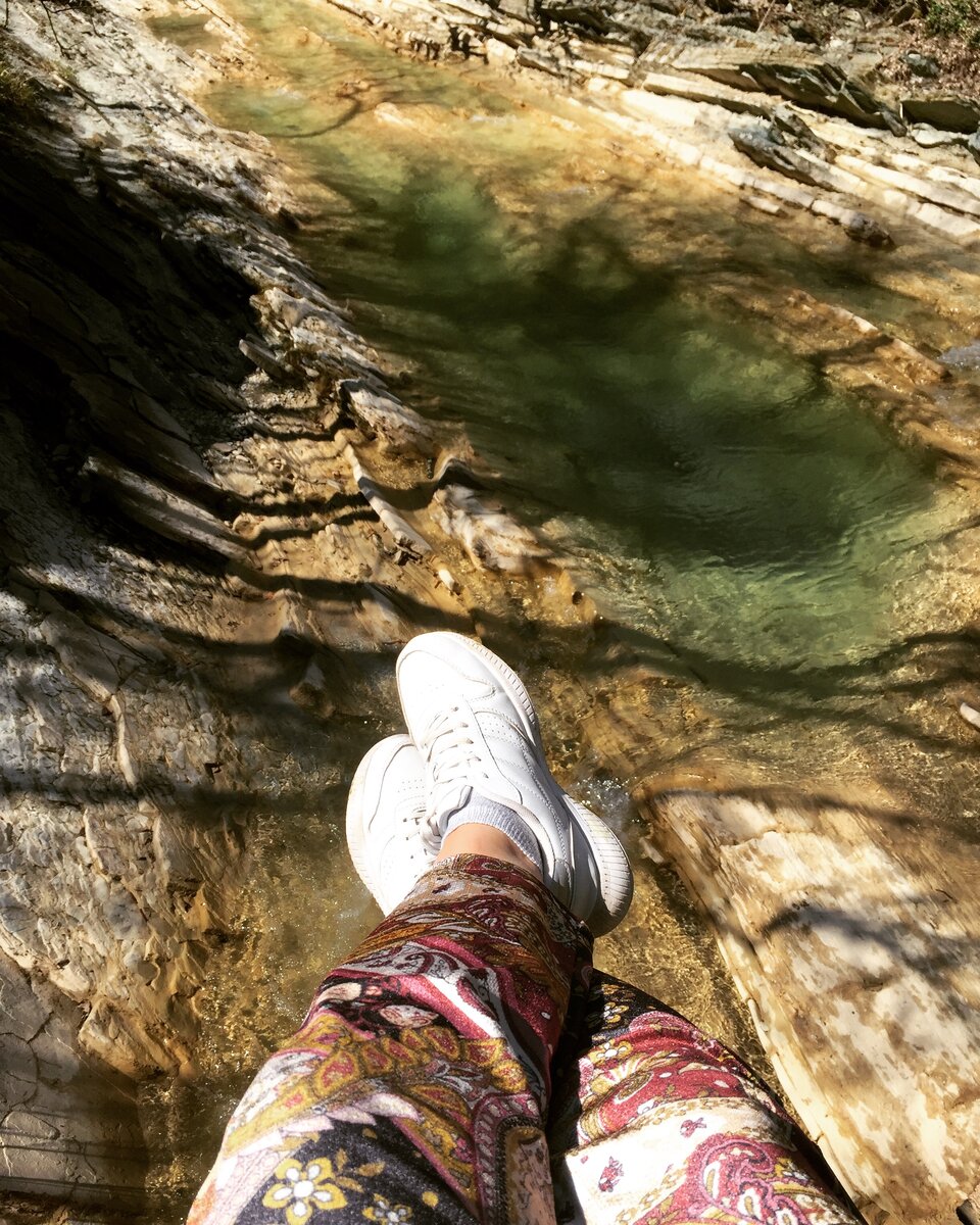 Пока, удобные кроссовки- самый носибельный вариант обуви...