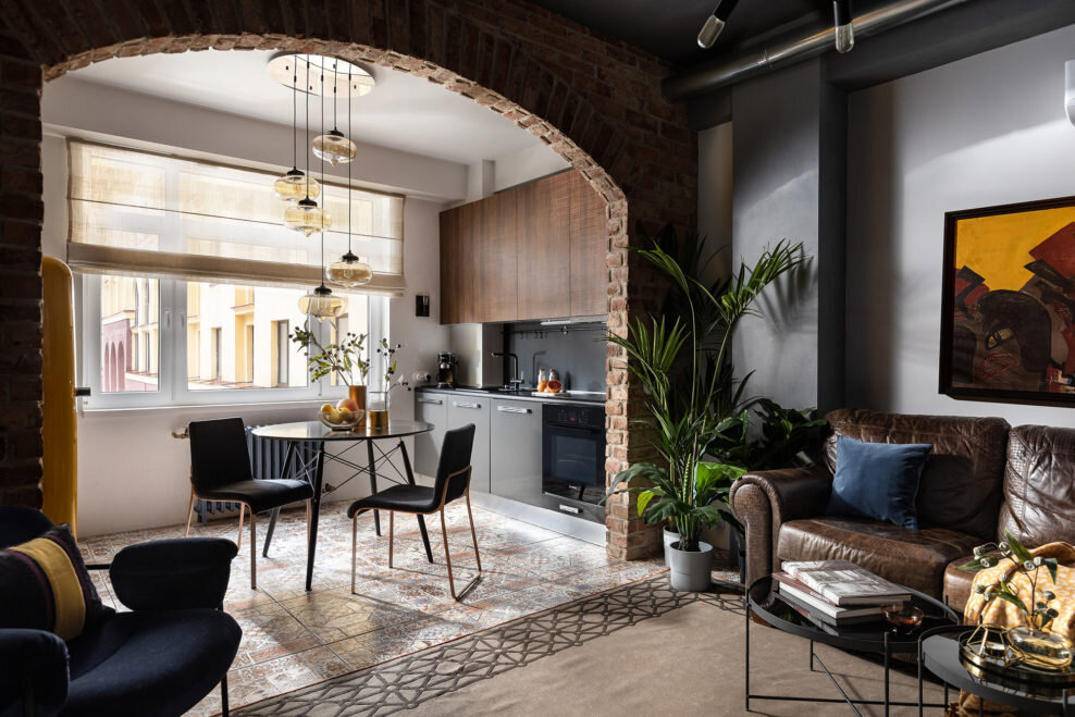 Вид из гостиной на кухню. Кухня, Astra; диван, Century Furniture LLC; стулья, кресло, столики, винтаж, L’appartement; ковер, Jerome Botanic; растения, ah_ah_flowers;