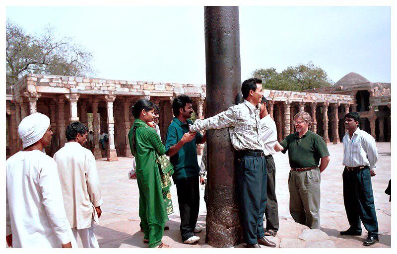  Знаменитая железная колонна  стоит  в 20 км южнее старого Дели рядом с минаретом Кутб – Минар. Около неё всегда много людей самых разных религий.-2
