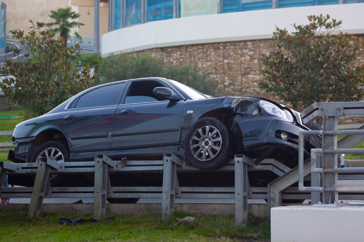 Автомобиль наехавший на ограждение. 