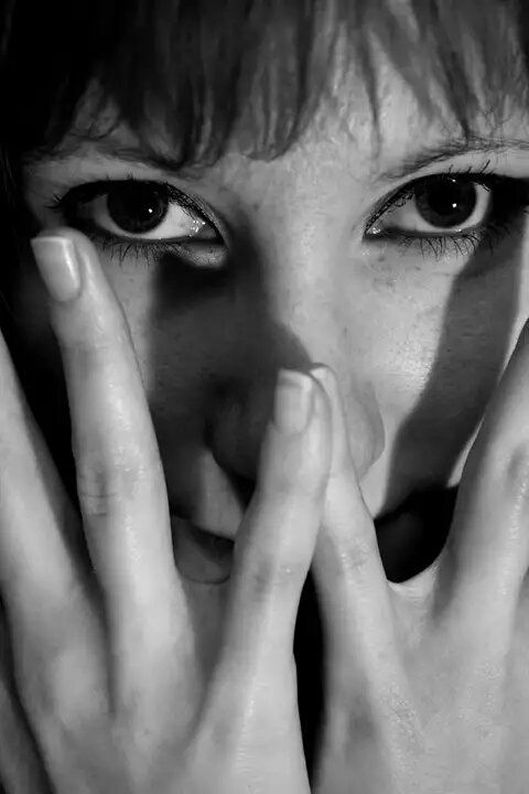 Хранить молчание- не значит ненавидеть,хранить молчание- не значит не любить,важней гораздо душу видеть,и ничего за это не просить....Хранить молчание- не повод для сомнений,хранить молчание- не повод для обид.,нелепость всех предубеждений все время сердце теребит....Хранить молчание- не значит обижаться,разубеждаться в правильности дел,хранить молчание- не значит сдаться,или остаться просто не у дел ....