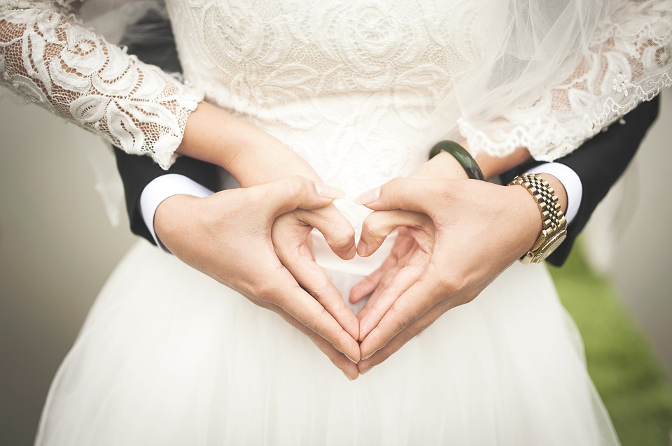 https://pixabay.com/photos/heart-wedding-marriage-hands-529607/