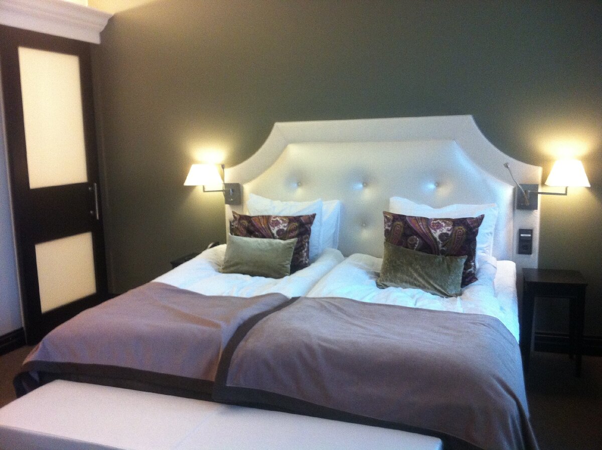 Пример референса, который был предоставлен заказчицей. Здесь ее привлекли: сложные, припылённые цвета стен и текстиля, приглушенное освещение, общее настроение отдыха и уюта.