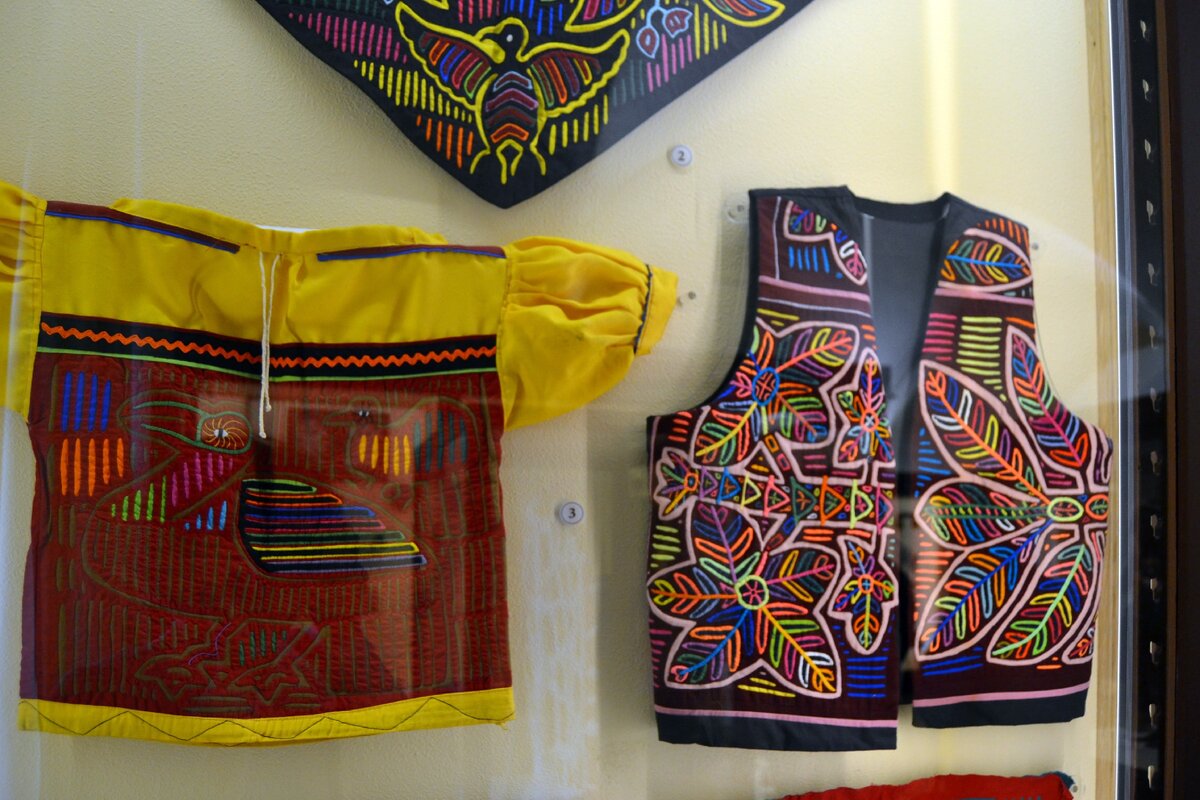 Женские блузы мола. Музей антропологии и этнографии имени Петра Великого