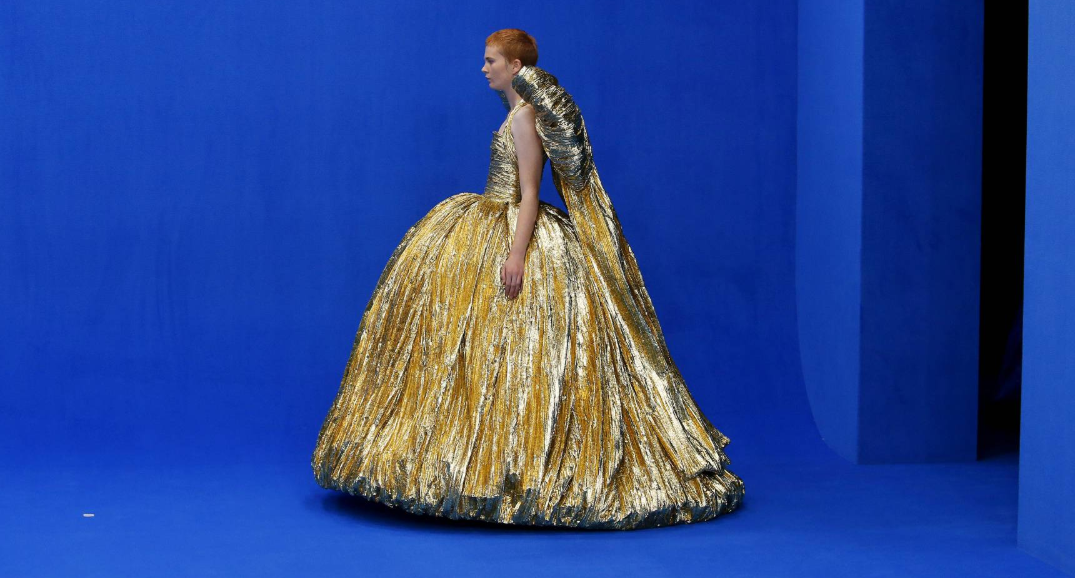     Модель в параде Balenciaga весна-лето 2020. ESTROP    https://avatars.mds.yandex.net/get-zen_doc/1878023/pub_5daddb07ba281e00b100b617_5daddd51028d6800b03604fb/scale_600                                                                                            