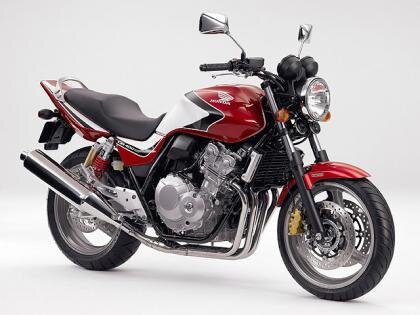 Мотоцикл Honda CB400 Super Four покорил сердца всех мотолюбителей на Японском рынке в 1992 году, да и не только там, мотоцикл разошелся бомбой по всему миру. Это был наследник CB-1 (CB400F), пришедший сменить своего прародителя. Не смотря на то, что мотоциклы довольно похожи, Хонда CB 400 SF очень выгодно отличается. Первое это более проработанный и надежный двигатель японца. Такой двигатель при хорошем тех обслуживании мог проходить до 100 тысяч километров без кап ремонта.