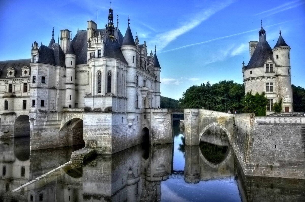 Уверена, даже люди, которые не слишком увлекаются историей, прекрасно знают об этом французском замке.