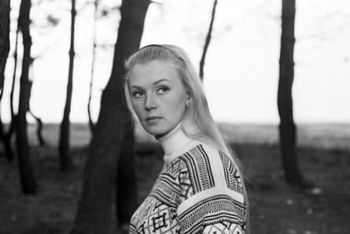 Актриса в молодости 

В юности Валентина Титова не мечтала стать актрисой, в ее семье никто не был связан с миром кино – ее отец работал на заводе, а мать занималась воспитанием детей и домашним хозяйством. Но в Свердловске, куда они были эвакуированы во время войны, Валентина начала участвовать в постановках местного Дворца культуры, а затем дебютировала на сцене Театра юного зрителя.