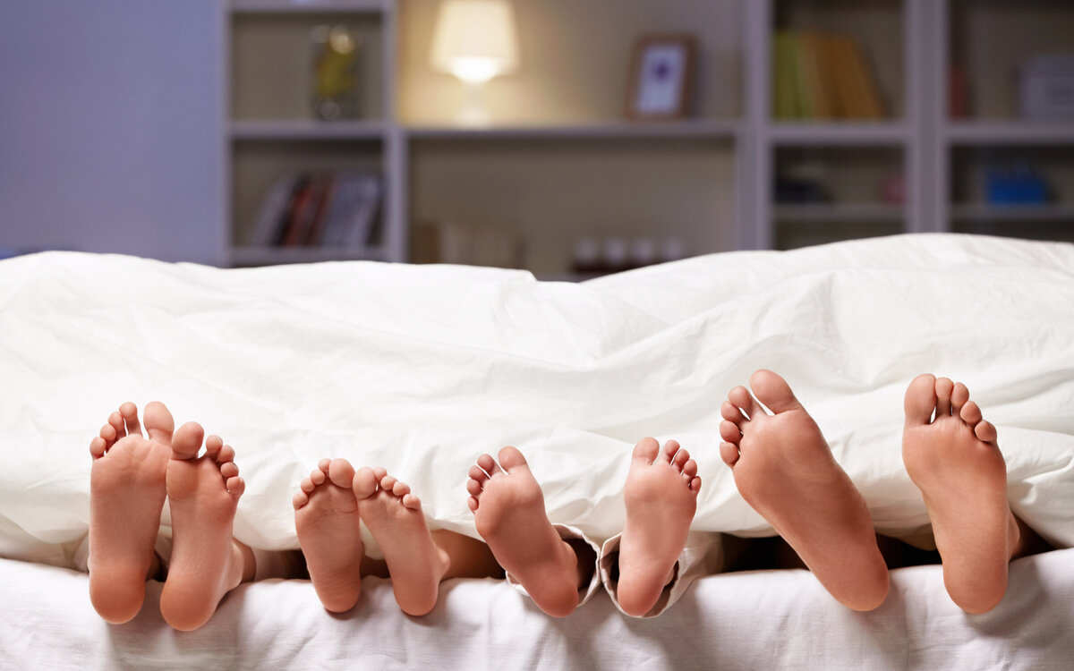 много детей. новорожденные дети в пеленках. ноги торчат из под одеяла. много детей в семье. много детей.