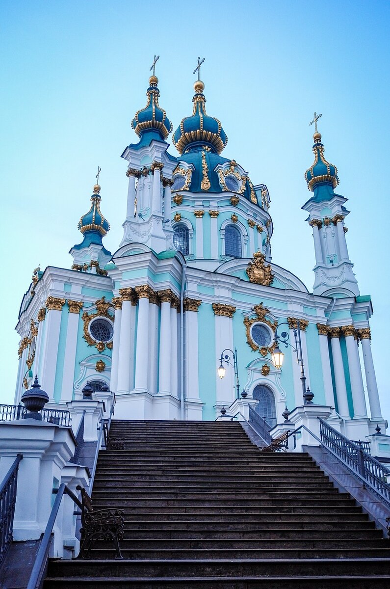 https://cdn.pixabay.com/photo/2018/11/04/21/53/kiev-3795039_1280.jpg