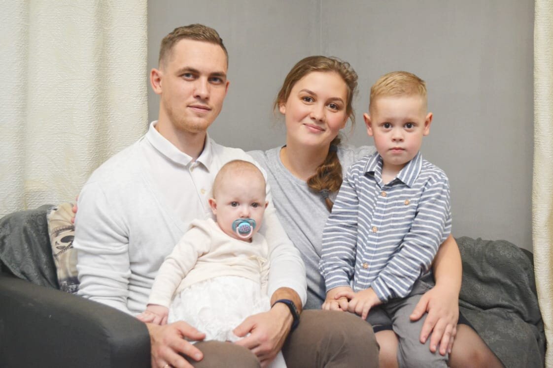 Юра сейчас учиться на Геолога, подрабатывает у Димы бурильщиком. Недавно Юра делал бизнес, лепил пельмени на станке, делал купаты и открывал магазин. Но почему то покупок не особо было, поэтому он ушел с этого бизнеса. Даша у него очень хорошо подстригает, но почему то нас уже не стрижет, моя версия, что нас много очень и она устает.  