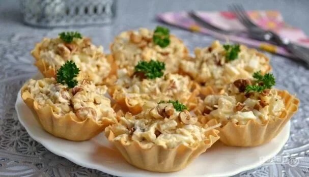 Тарталетки отлично подойдут к любому праздничному столу. Подача блюда в тарталетках намного интересней, чем обычная подача в салатнике.