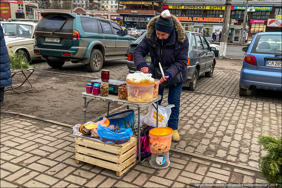 Что продают старики на стихийных рынках на Украине: смотришь на эту нищету и становится их просто жалко