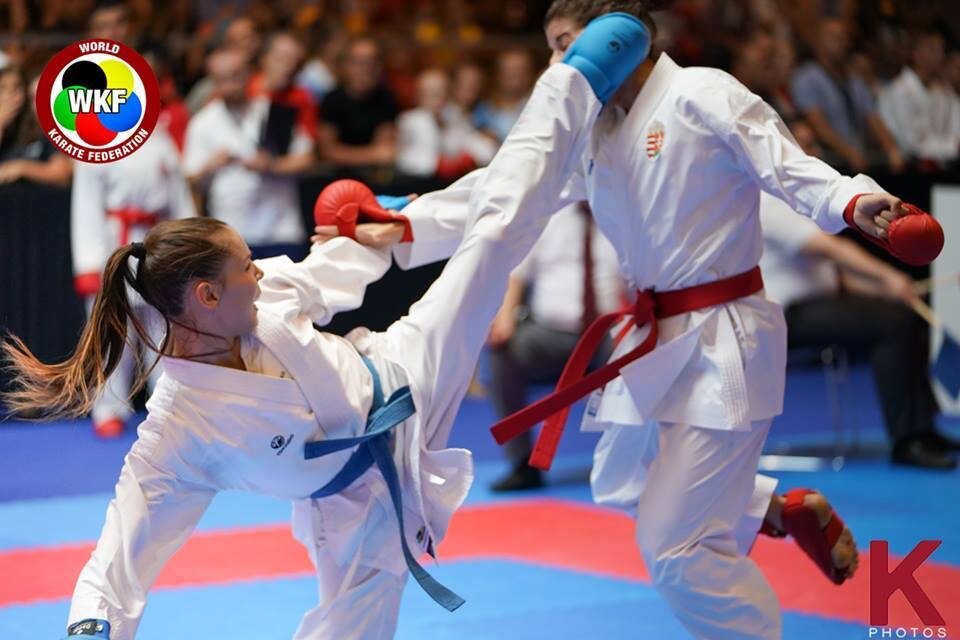 Wkf спорт дата. Спортивное каратэ WKF. Каратэ ВКФ кумитэ. Каратэ WKF девушки. Сытник карате.