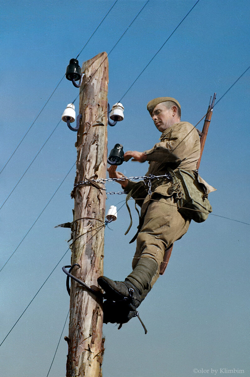 Военный связист за работой. талин, 1932