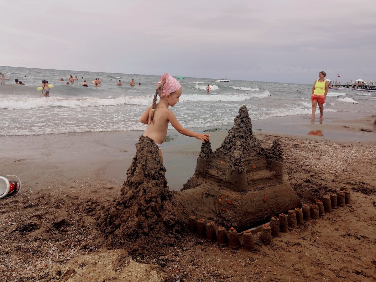 Моя дочка на пляже турецкого Сиде