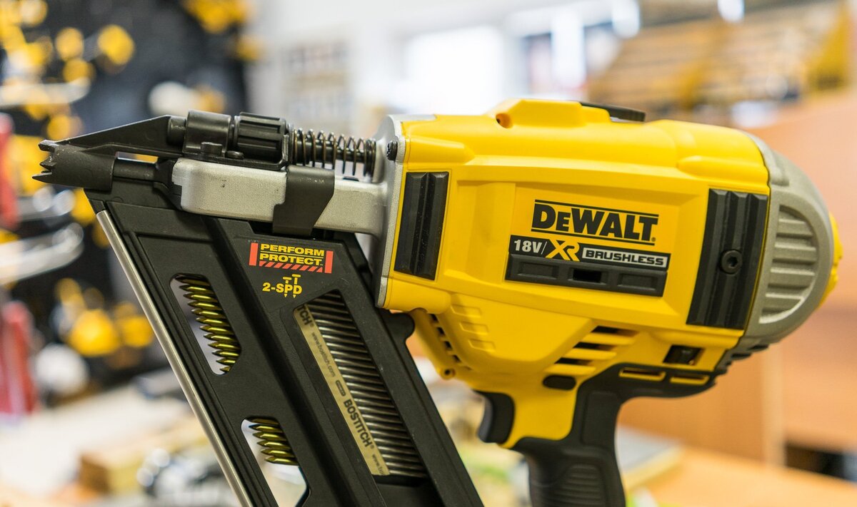 а на этом фото самы топчик среди пистолей воздезабивной пистолет аккумуляторный DeWalt DCN692P2-QW 18В 2х5Ач Li-Ion