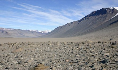 
15. Самым сухим местом на Земле являются Сухие долины Мак-Мердо (Dry Valleys). Там не проходил дождь последние два миллиона лет.
