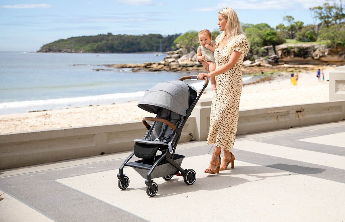 На фото: Joolz Aer Delightful Grey с дополнительной подножкой и бампером