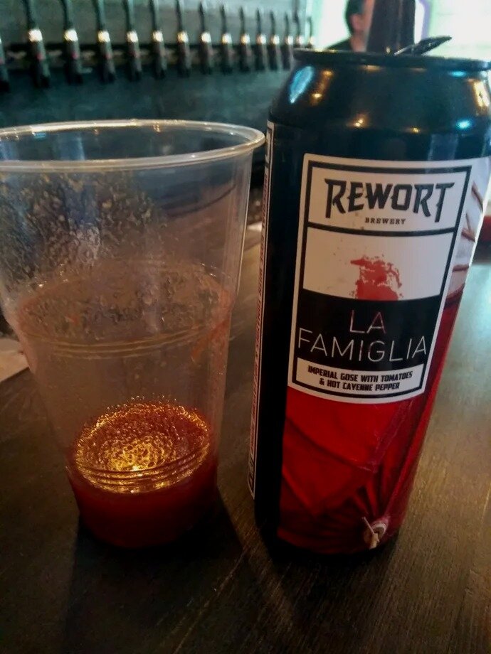 Банка интересная, рельефная текстурная печать. 