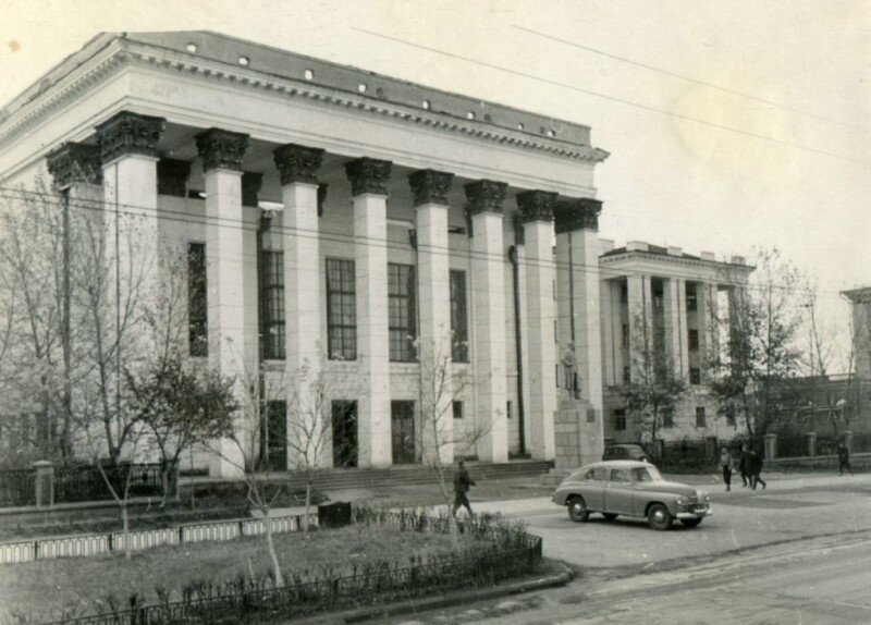 Челябинский педагогический институт, в здании которого располагался Тульский патронный завод