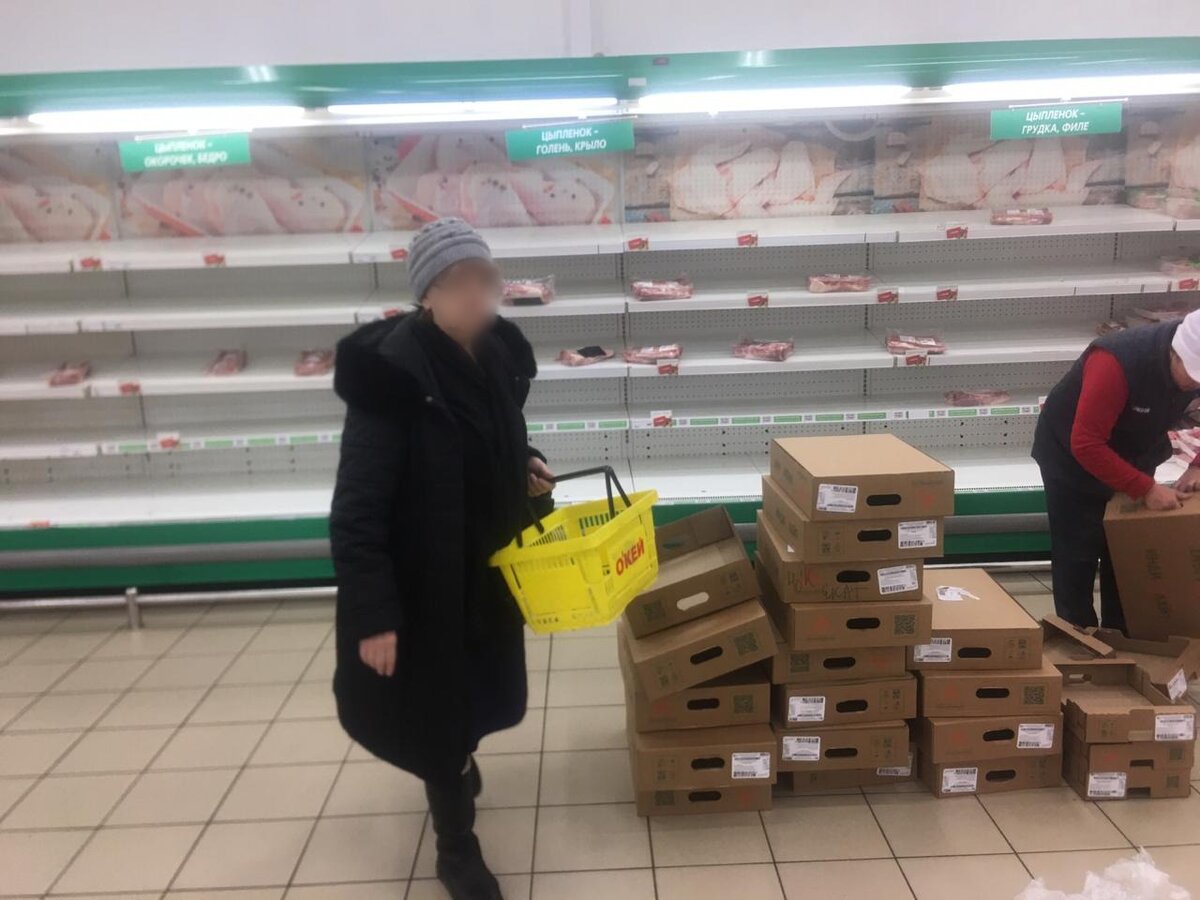 Женщина явно не успела - основная волна покупатель забрала всё лучшее, что было на прилавках