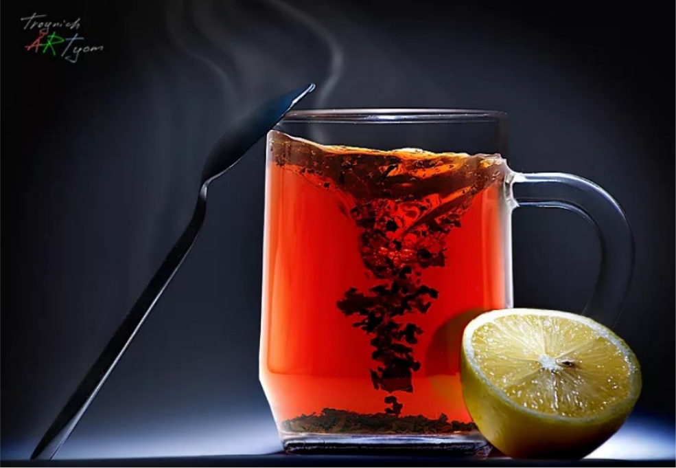 Чай в стакане. Чай в прозрачном стакане. Чай черный в стакане. Чаинки в чае.