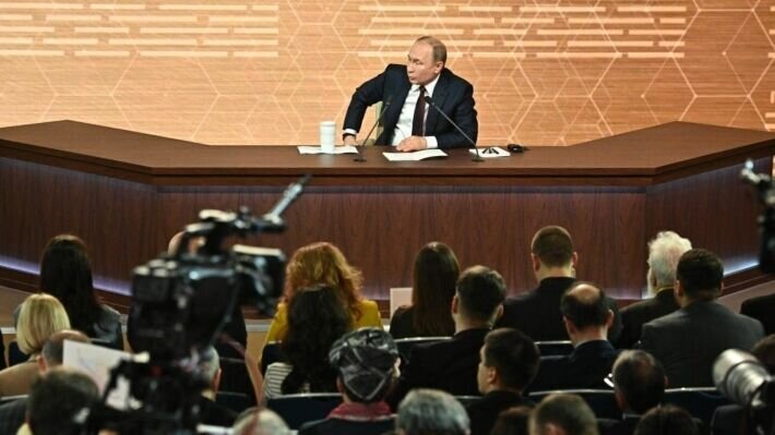 Сидит мечтает...