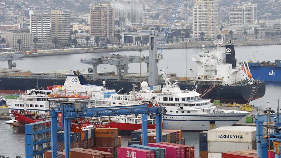 Круизный лайнер RCGS Resolute в порту Вальпараисо (архивная фотография)