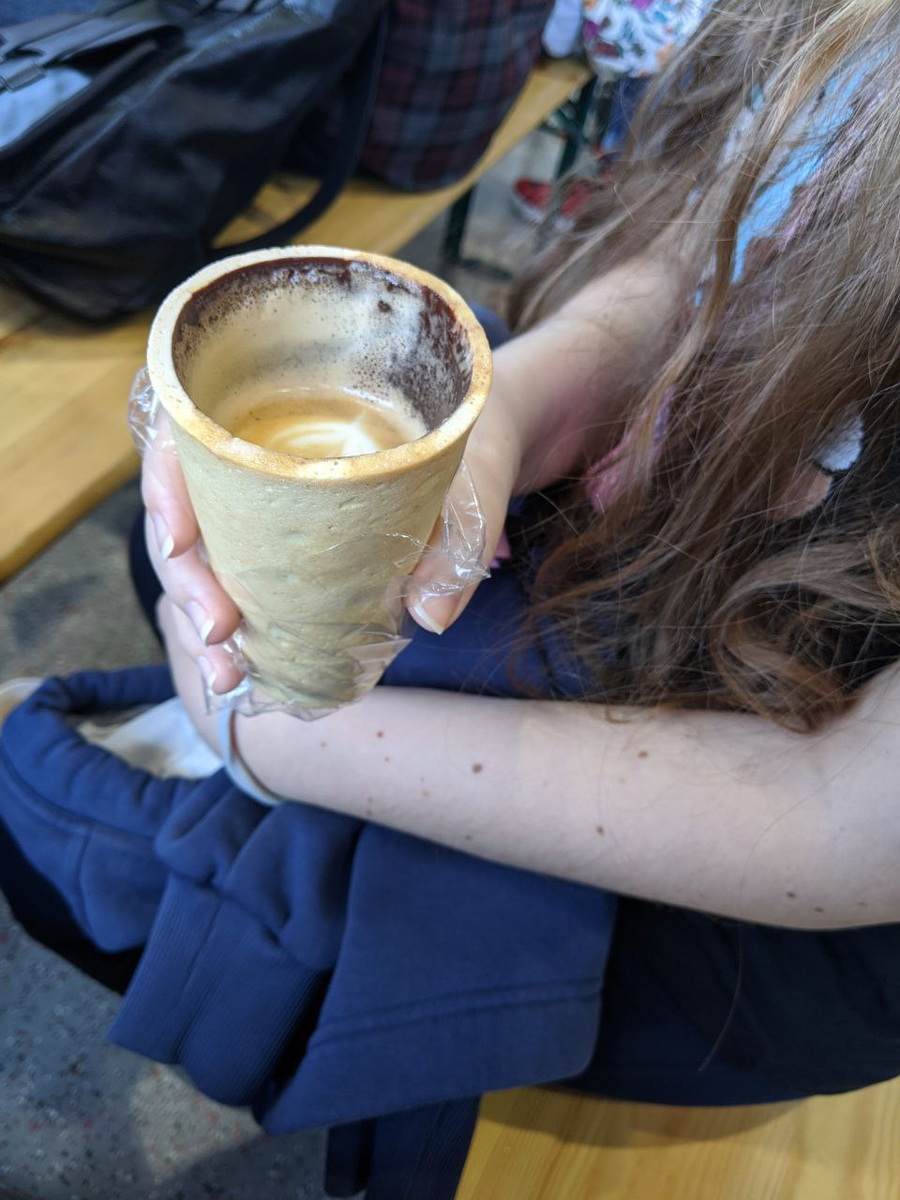 Стакан и кофе.