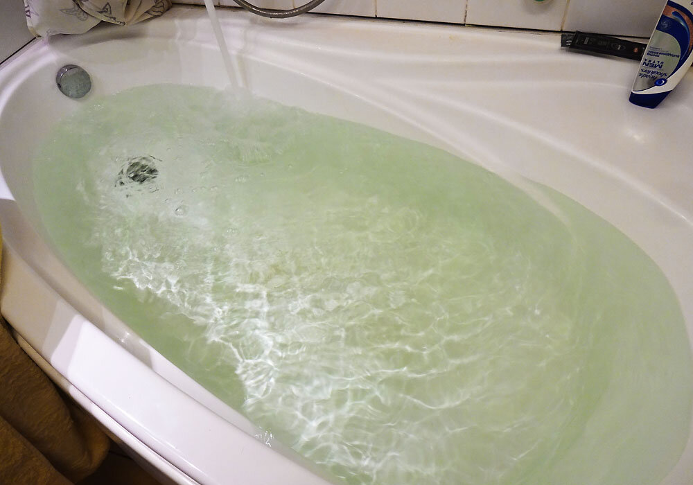 В нашей ванне необычная зелёная вода. Природное явление или шутка сантехников?