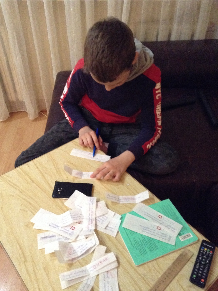 На финишной прямой, разгадывает последние головоломки.