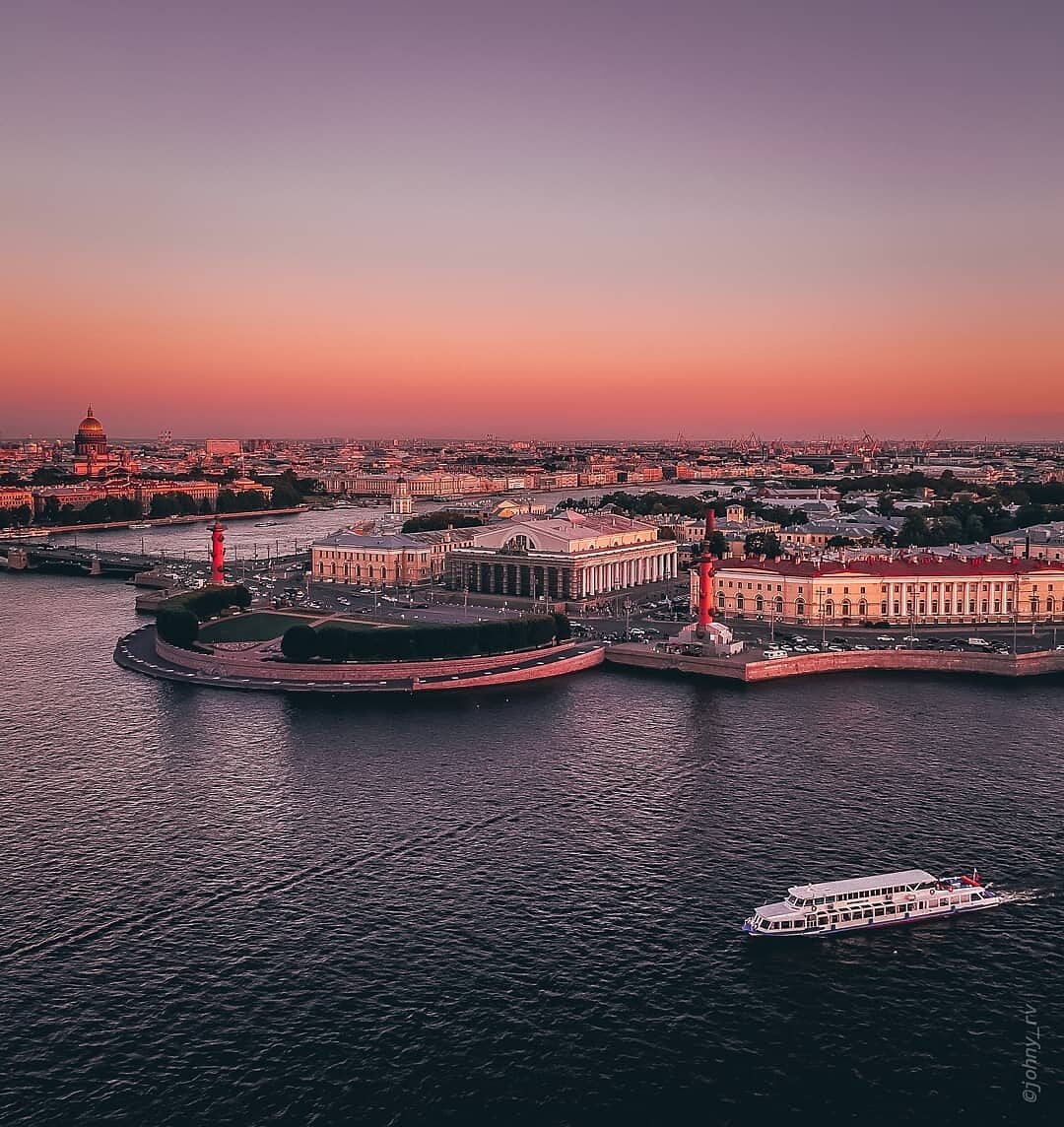 Стрелка Васильевского острова в Санкт-Петербурге 