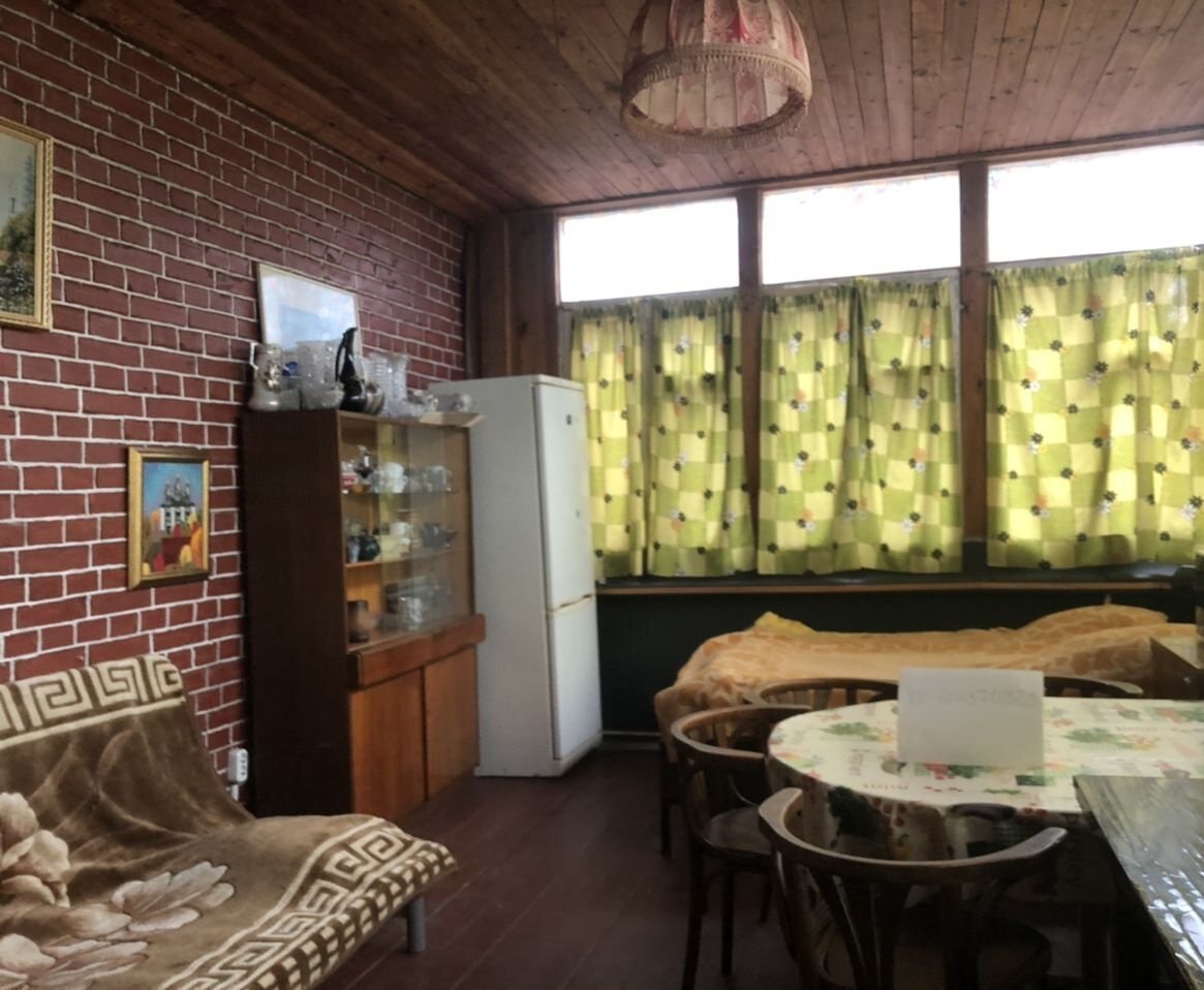 Водохранилище 5 мин от дома на машине. Приезжать можно с собакой.