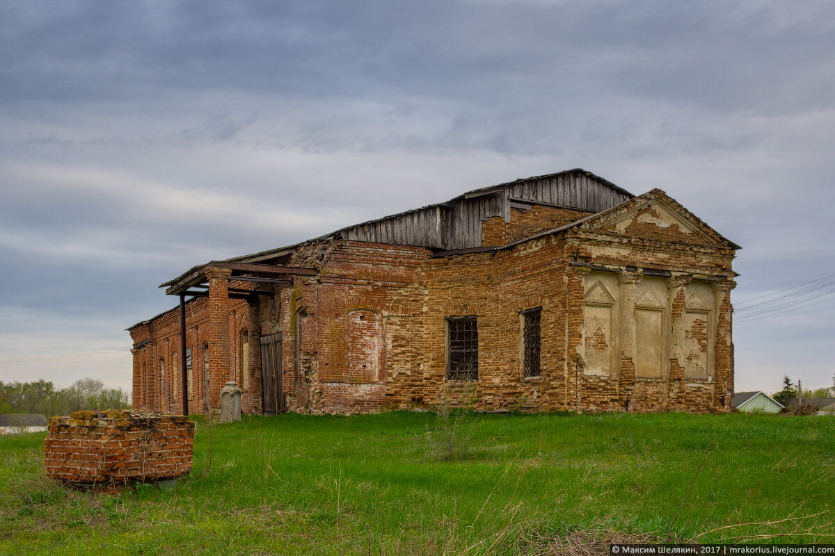 2. После посещения Петренково, отправились в село Новая Мельница к церкви во имя Иоанна Ветхопещерника. В селе нет асфальта, песчаная дорога привела нас к месту назначения.