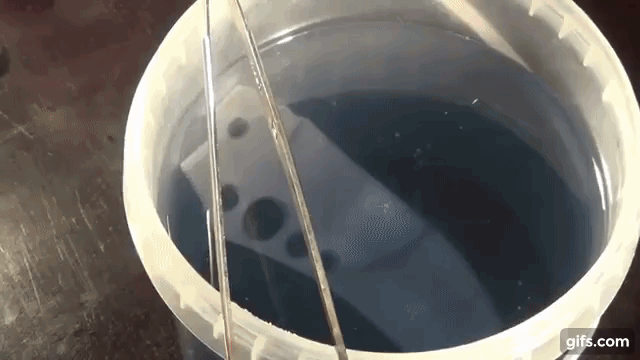 На выходе получаем темный матовый клинок, в данном случае травление в электролите.