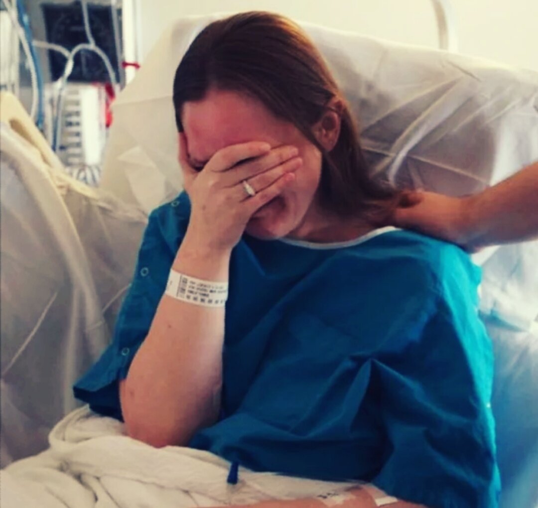 Плачу после операции. Женщина плачет в больнице. Больная девушка в больнице.