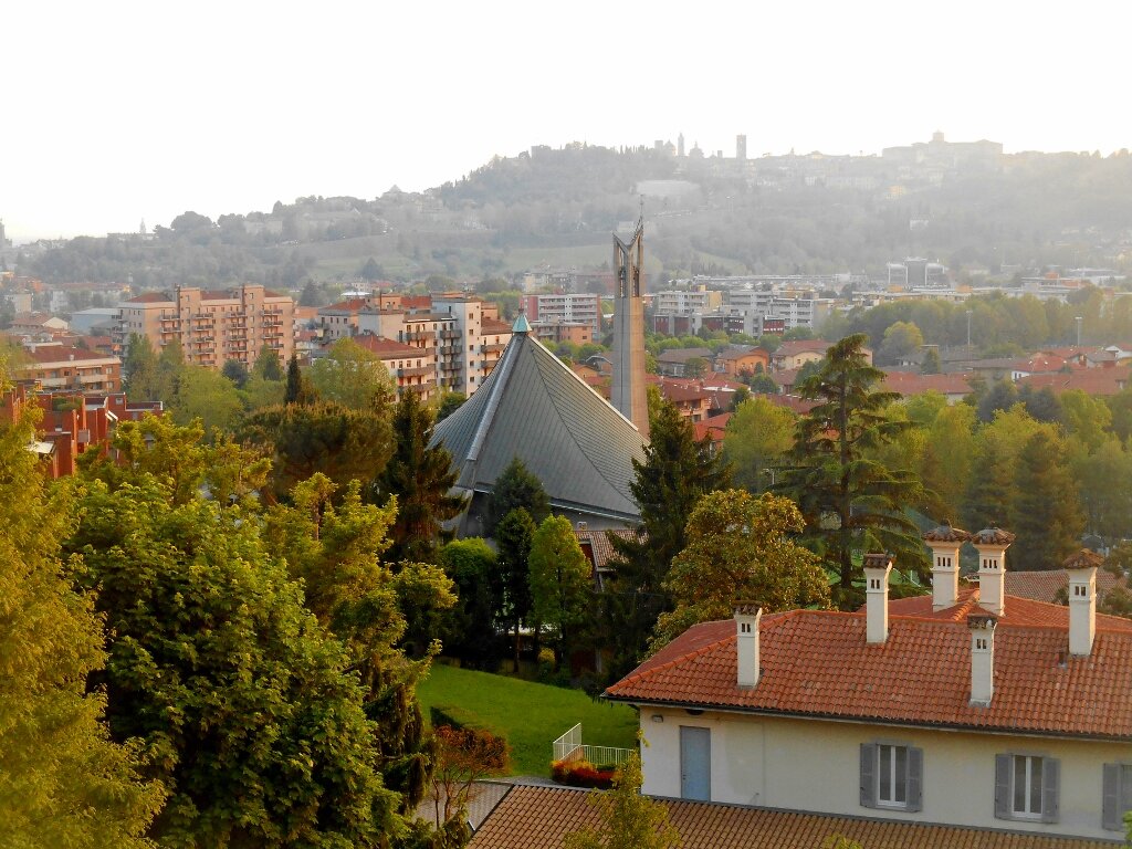 Фото 2 Бергамо, модернистский храм