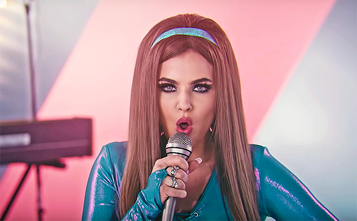 Кадр из клипа Uno. 