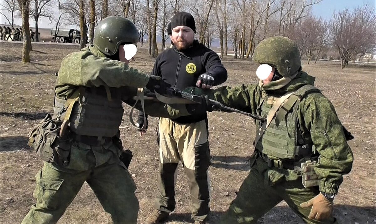 Атаки кинжалами. Нож спецназа. Спецназовец с ножом в воде. Зачем быть спецназом. Спецназ атака 2728302-20-08.