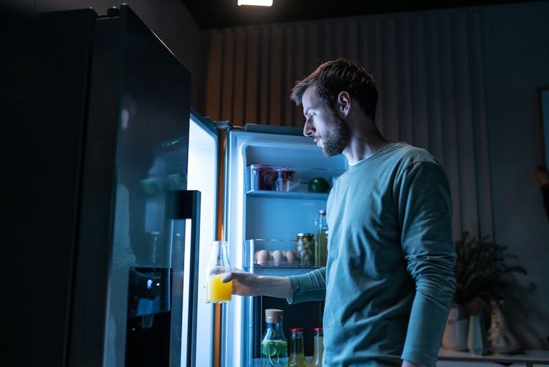 Человек открыл холодильник