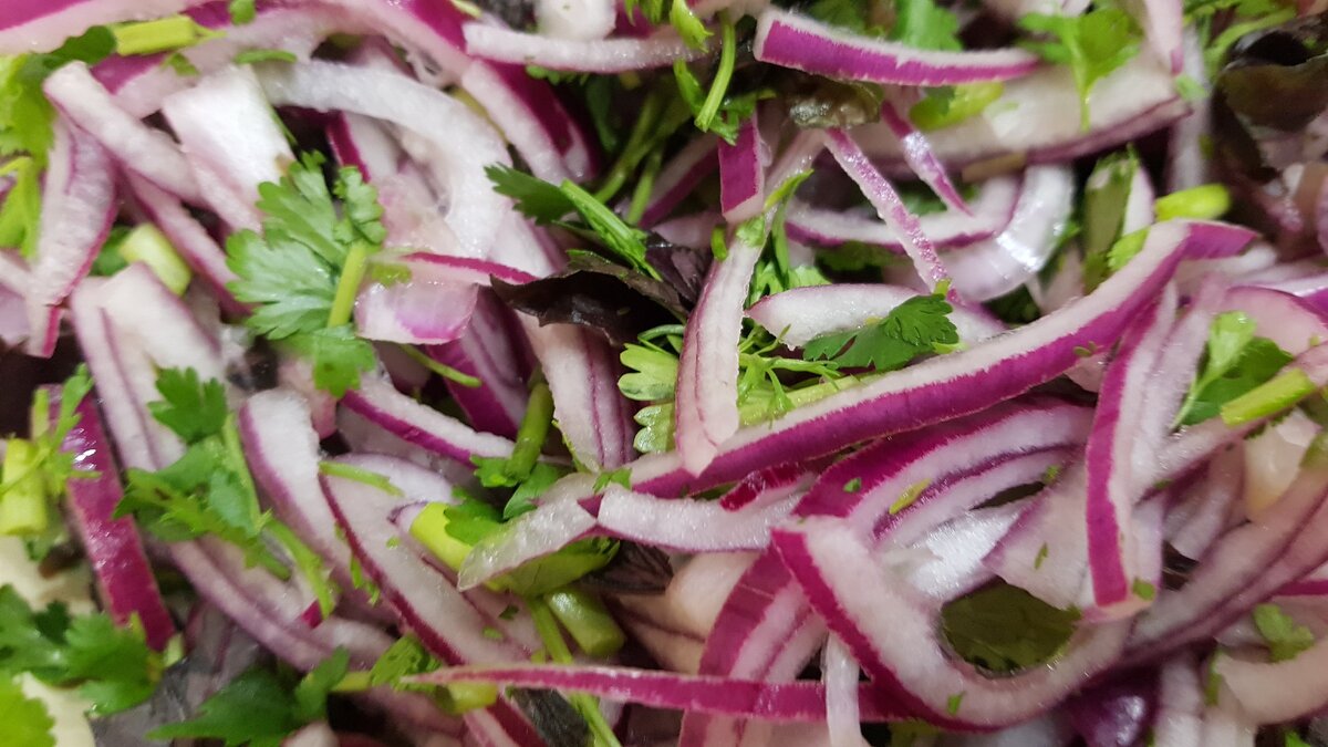 маринад для лука в салат. салат из баклажанов с помидорами. красный лук с кинзой. салат с баклажанами и помидорами и кинзой. красный лук с кинзой.