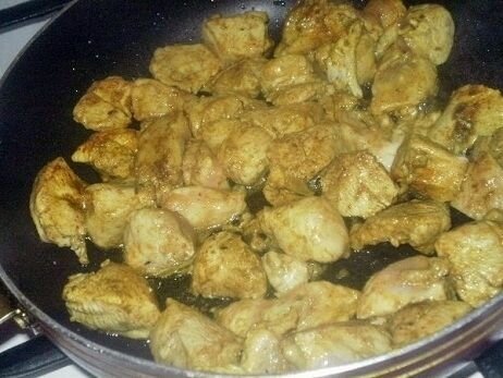    Чтобы сэкономить время на приготовлении салата, будем делать всё одновременно. Начнём с того, что положим в кастрюлю с подсоленной водой куриное филе, добавим немного лавровых листочков и чёрного перца горошком. Отвариваем до готовности в течении 15-20 минут.     На соседнюю конфорку отправляем вариться яйца. Затем охлаждаем их и очищаем от скорлупы. Измельчаем тем, что натрём на мелкой тёрке или мелко нарежем ножом.     Орехи высыпаем в чашу блендера и измельчаем в крошку. Виноград промываем и разрезая пополам, одновременно убираем косточки. Сыр трём на мелкой тёрке.     Курица уже сварилась? Отлично, нарезаем филе кубиками и обжариваем на смазанной маслом сковороде. Обязательно в конце жарки добавляем соль и приправу карри - она просто идеально подчеркнет вкус курицы. На обжаривание мяса у Вас уйдёт 5-7 минут. 