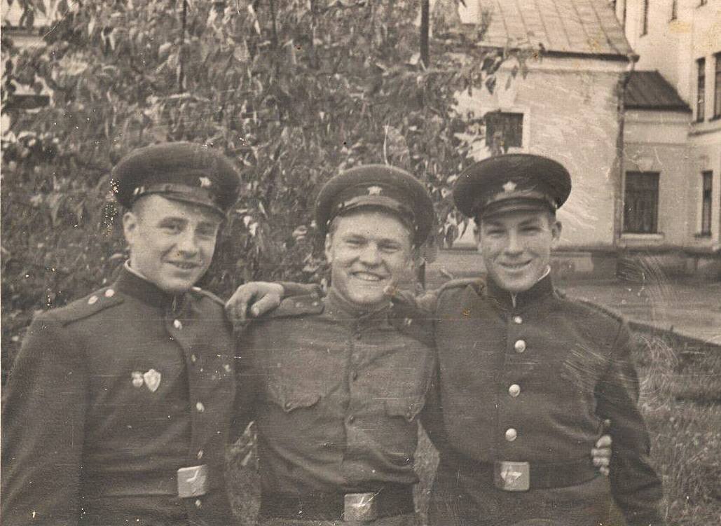 1965 год. Анатолий Терехович (слева) с товарищами по воинской части (в/ч 2198, 106-й погранотряд).