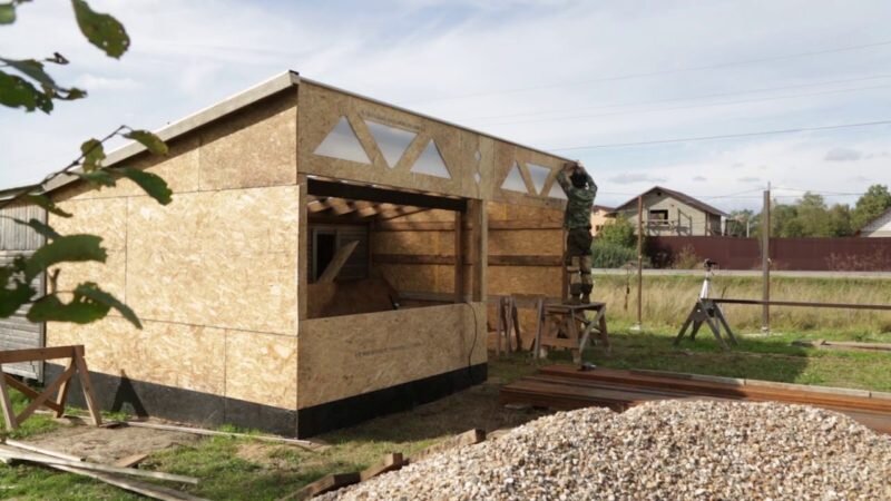 Столярная мастерская на участке. Иллюстрация для статьи используется по стандартной лицензии ©dachnyedela.ru